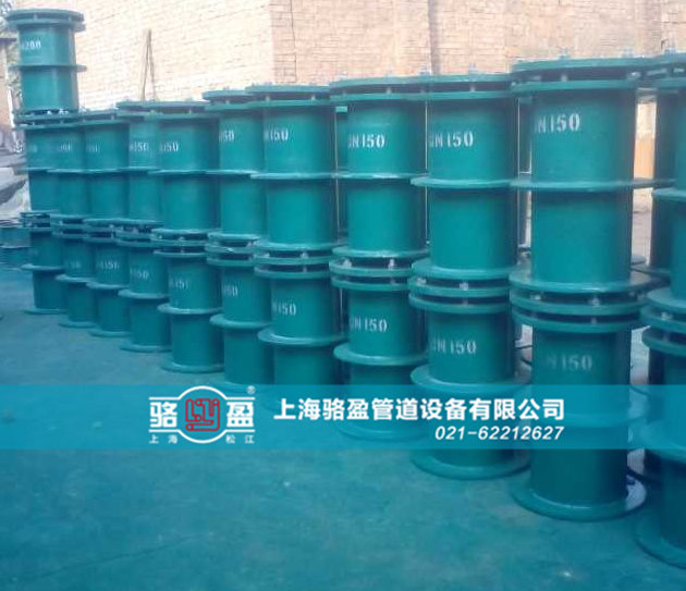 大口徑<a href=http://www.m.dnaa.cn target=_blank class=infotextkey>防水套管</a>噴漆現(xiàn)場